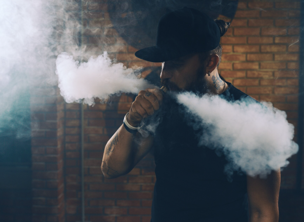OMS alerta por el auge del vapeo entre adolescentes